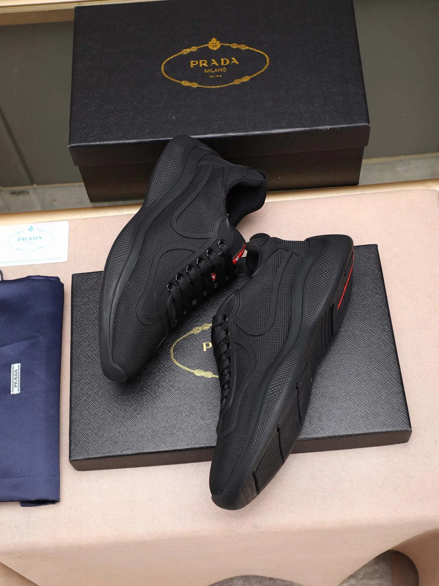 Men's shoes 💰400 PRADA/Prada men's lace-up casual sports shoes, the upper is made of imported rubber and breathable mesh. It is soft, comfortable and breathable. The tongue is decorated with the PRADA brand letter logo. The thick rubber sole echoes the red label tongue. The style is fashionable and elegant. The details are carefully crafted. A casual sports shoe with a super western style and excellent breathability!  Size: 38-44 (45 46 customized)
